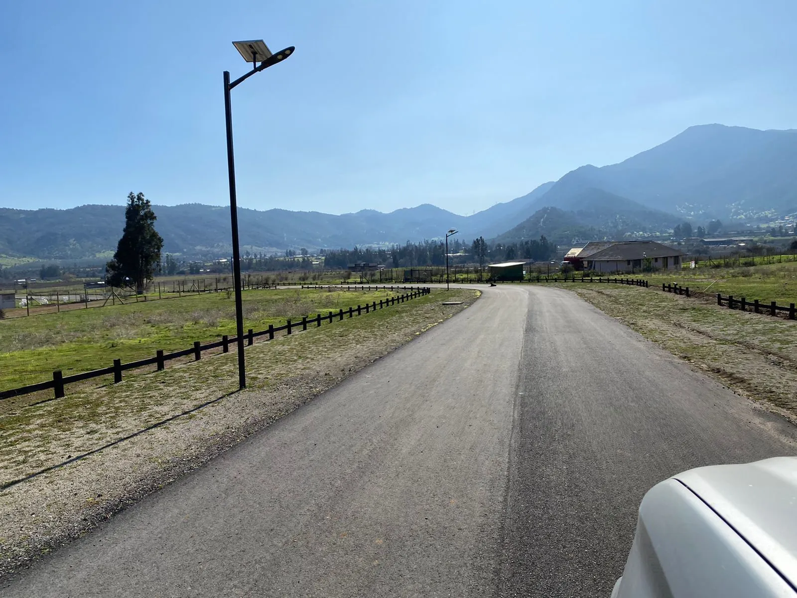 Camino iluminado con postes solares