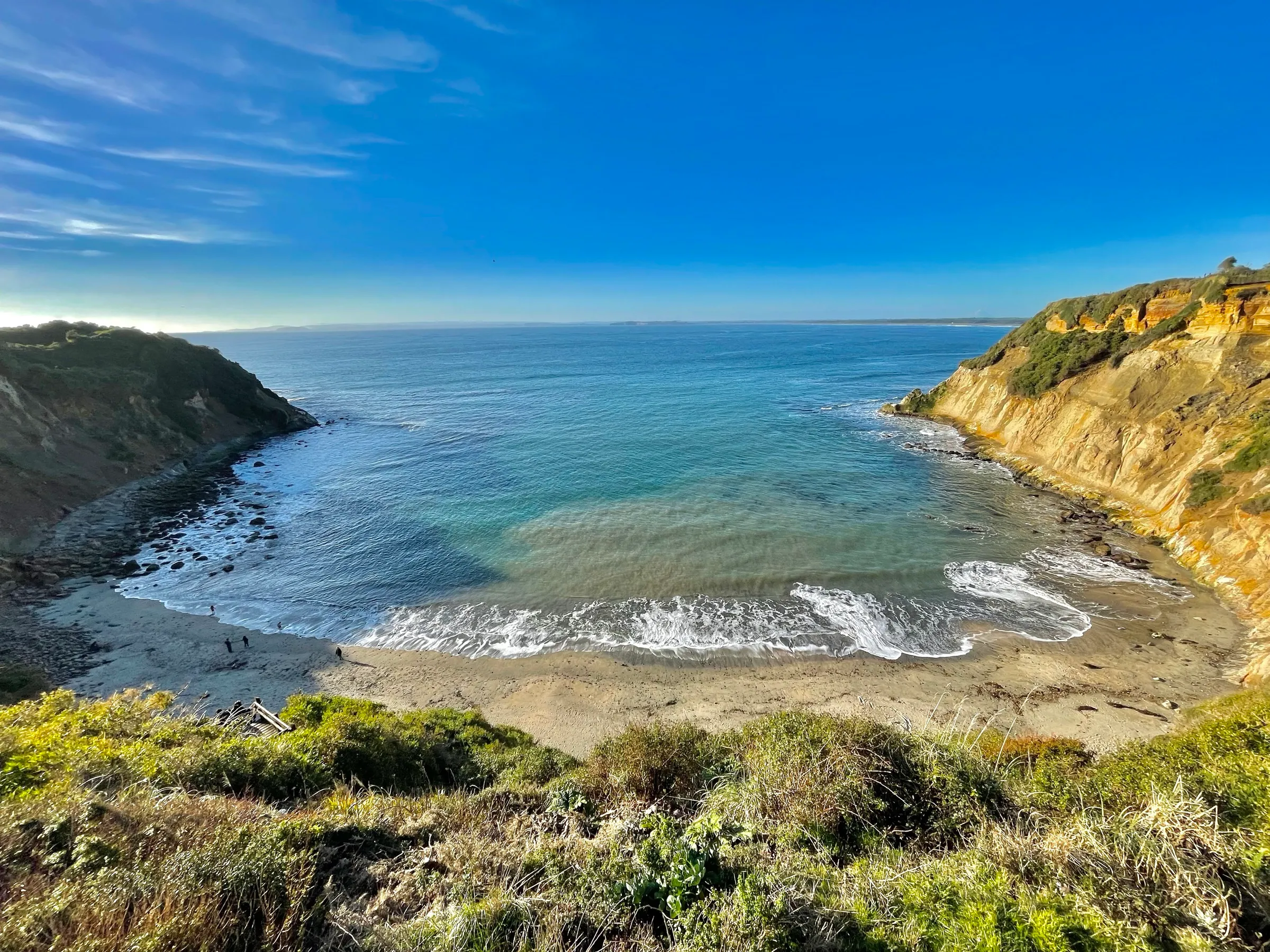 Playa Punta Chocoy, una caleta entre acantilados y matorral costero en Carelmapu