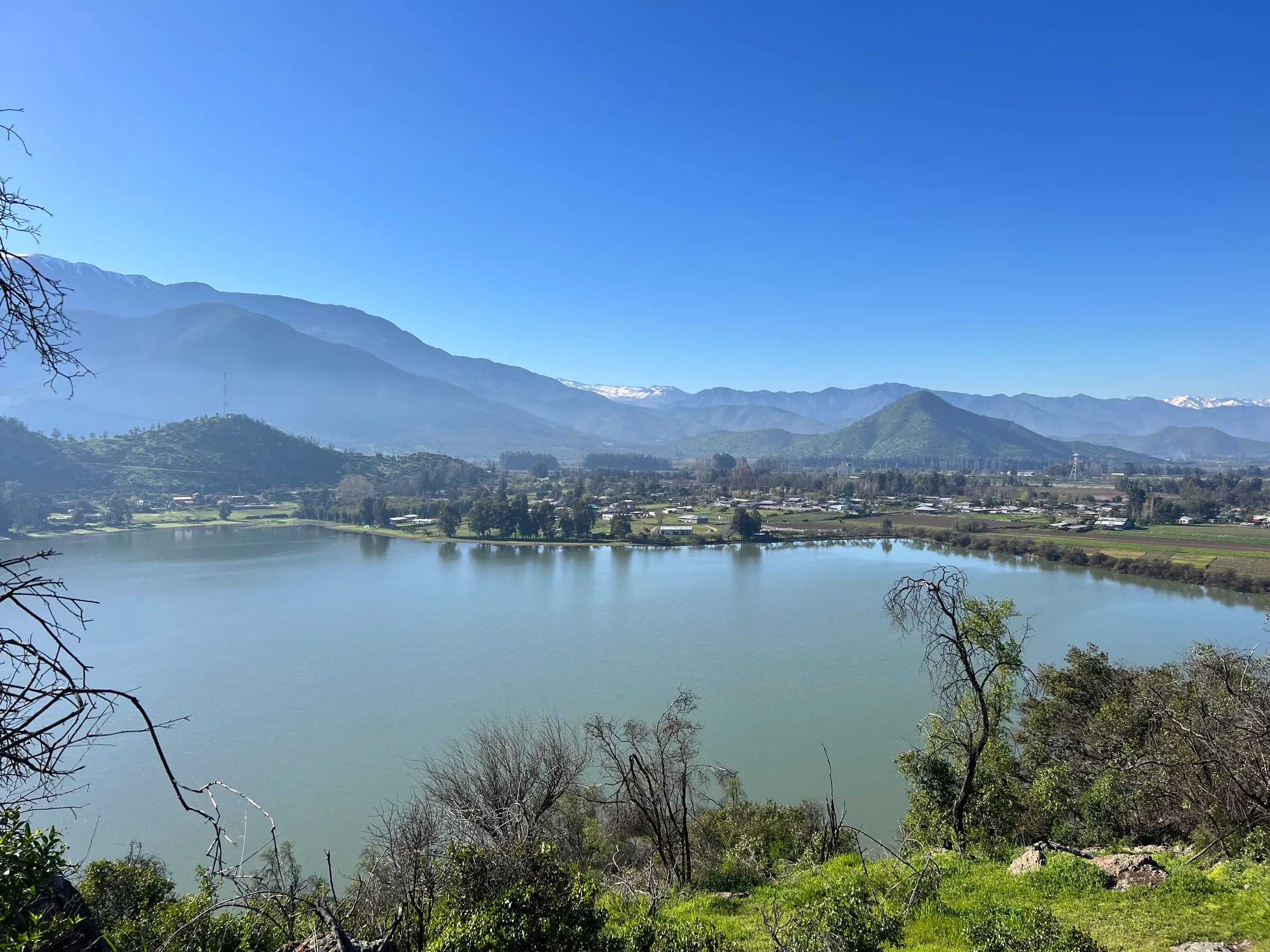 Laguna de Chada y la cordillera desde la ladera de Alta Vista
