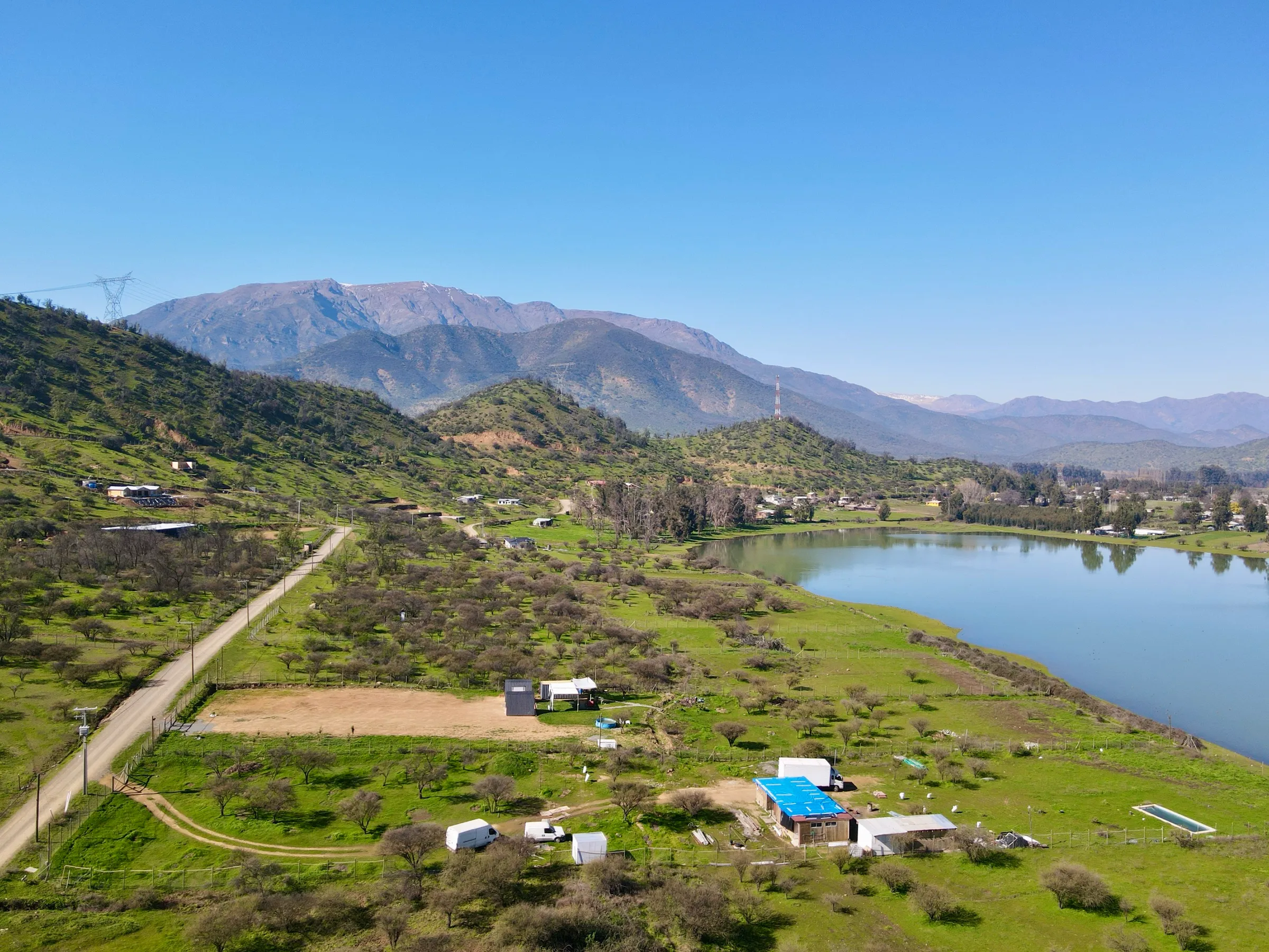Cerros verdes y la laguna al fondo