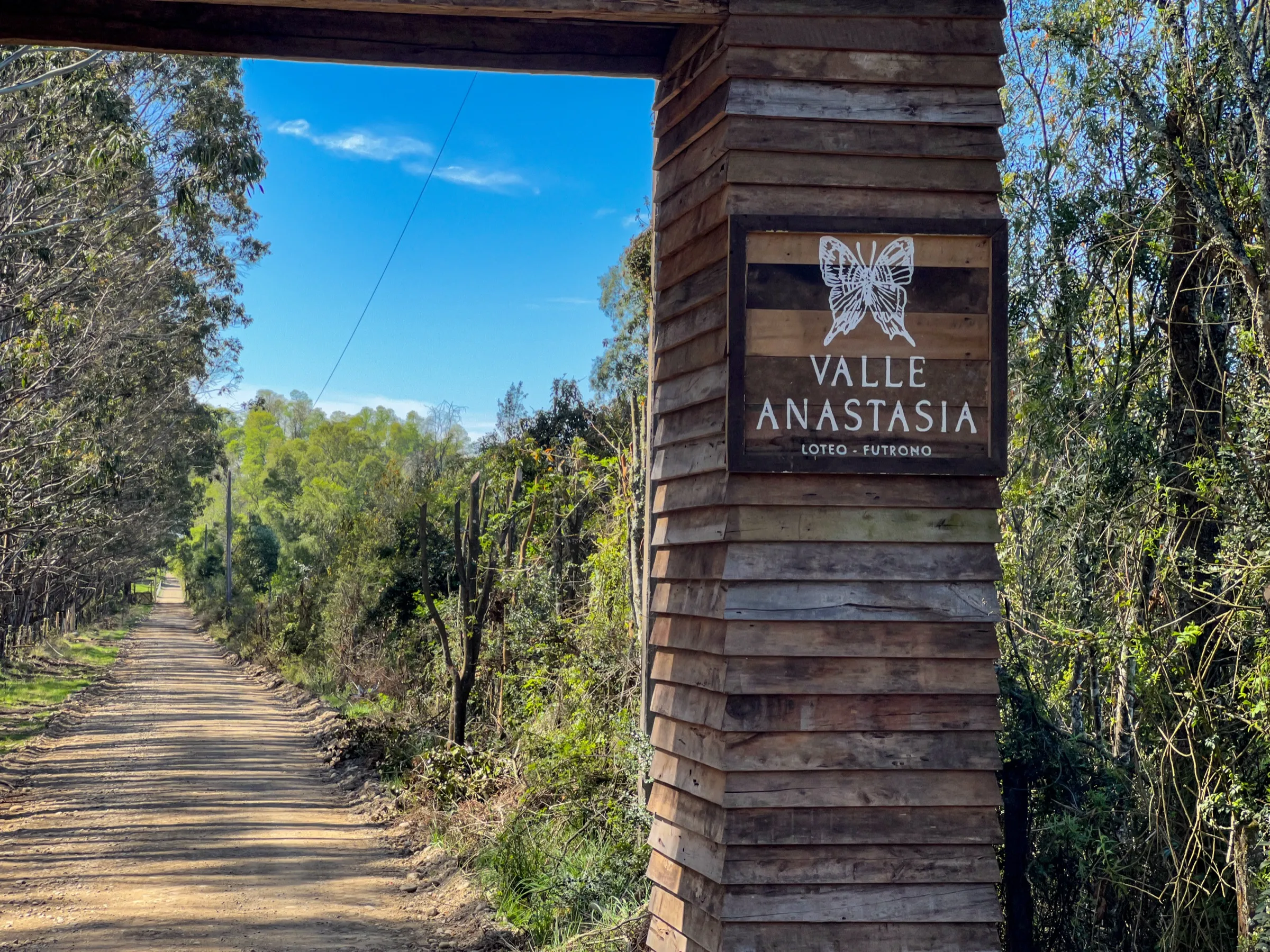 Portal de madera con el letrero de Valle Anastasia