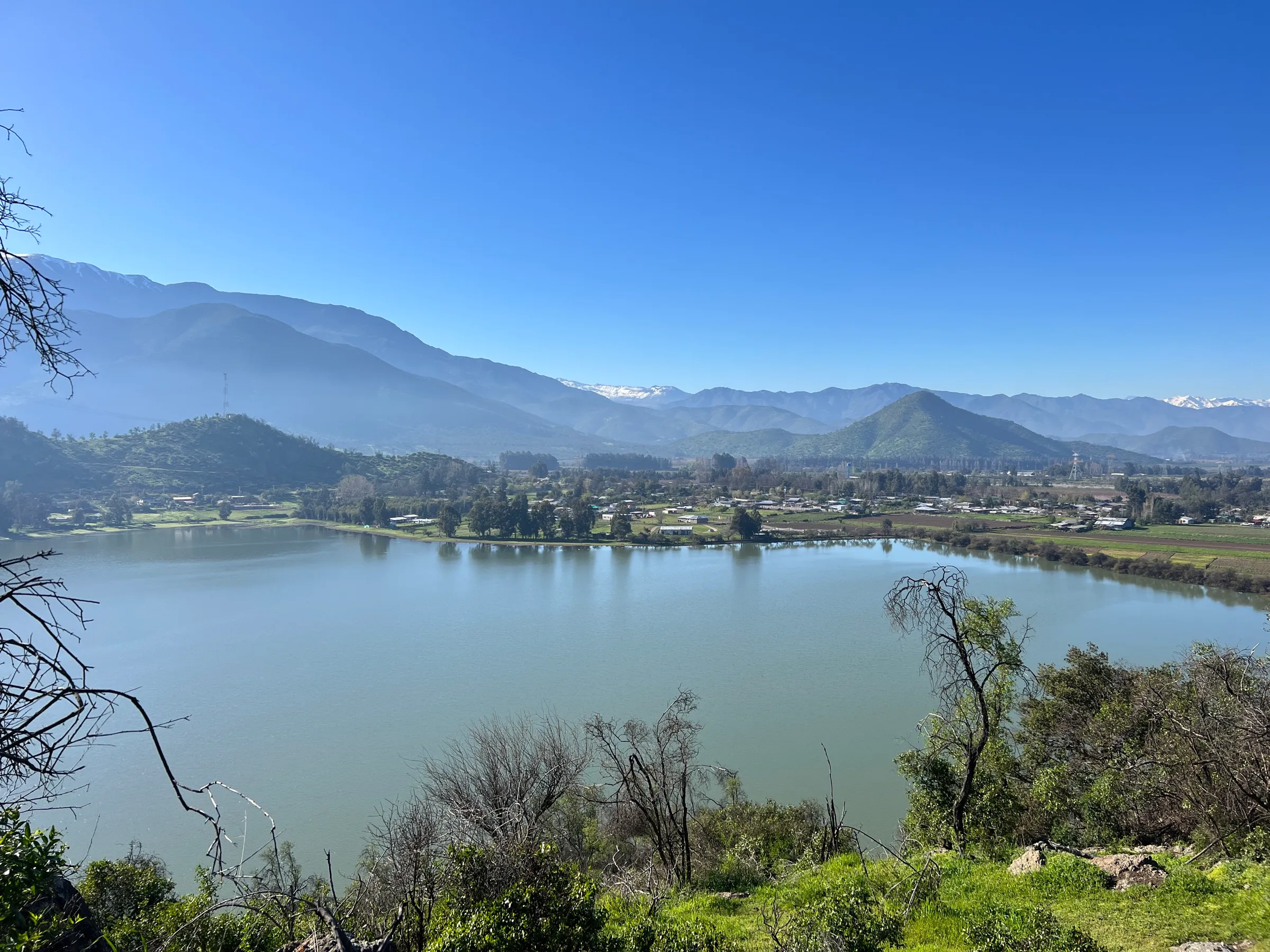 Laguna de Chada entre árboles y cerros