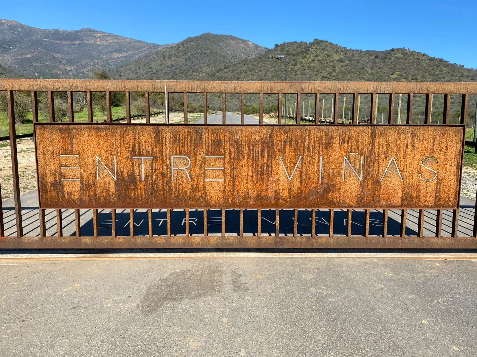 Portón de acero con el nombre Entre Viñas