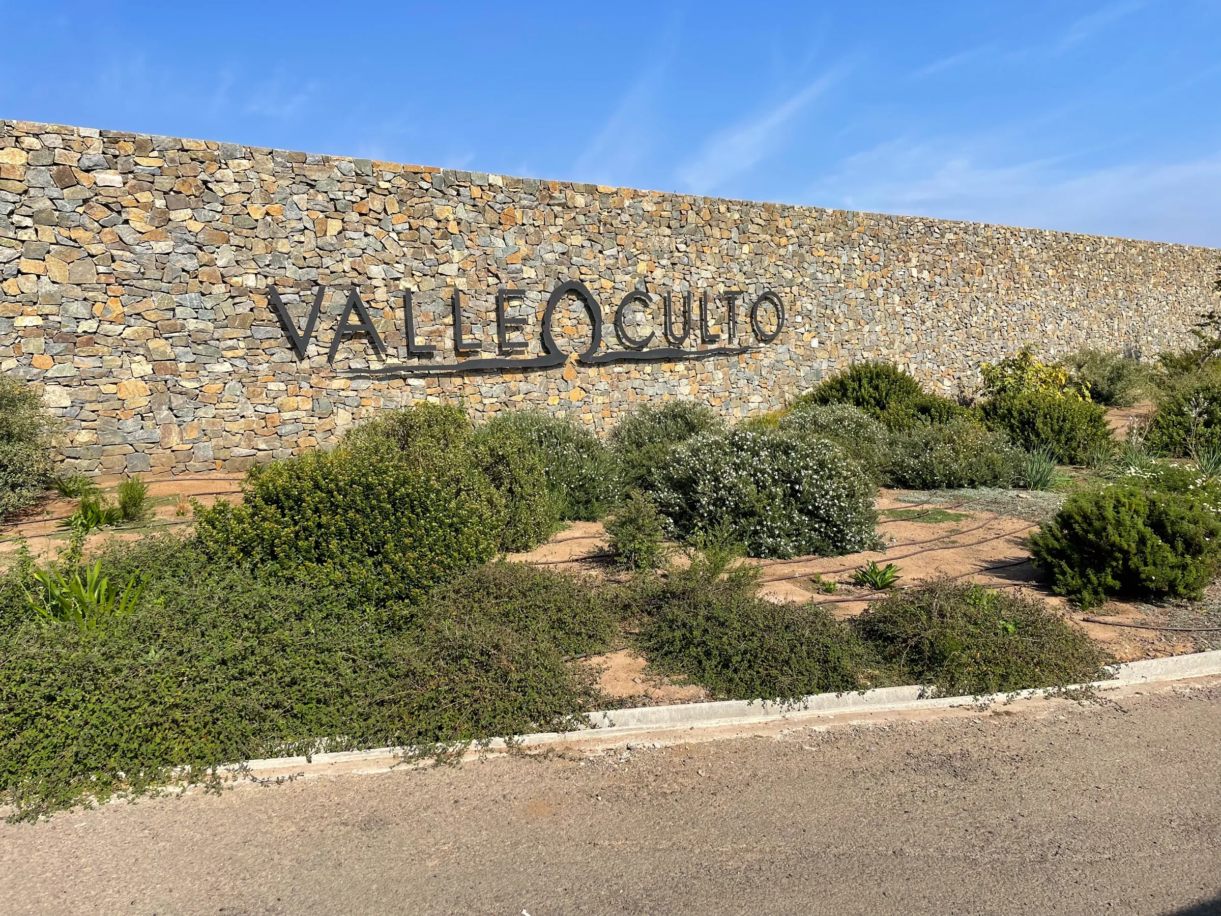 Muro de piedra con el nombre Valle Oculto