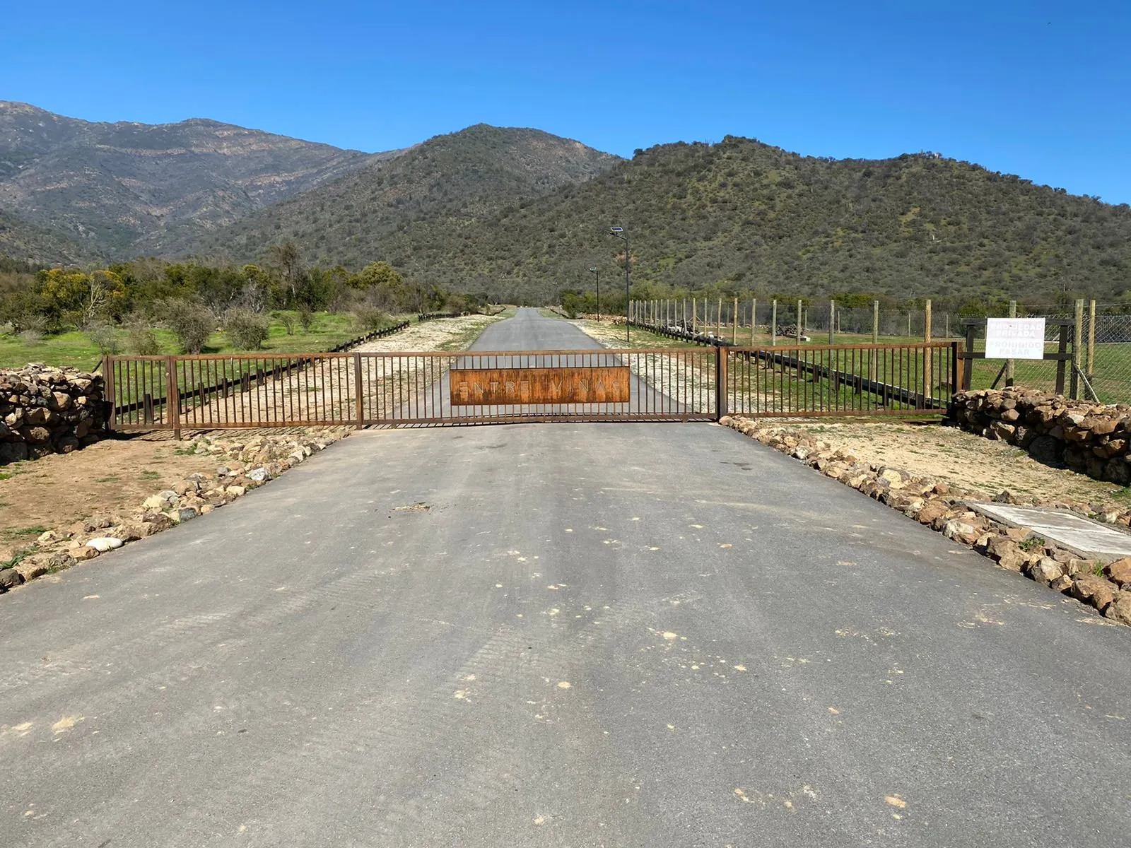 Portón de acceso a Entre Viñas